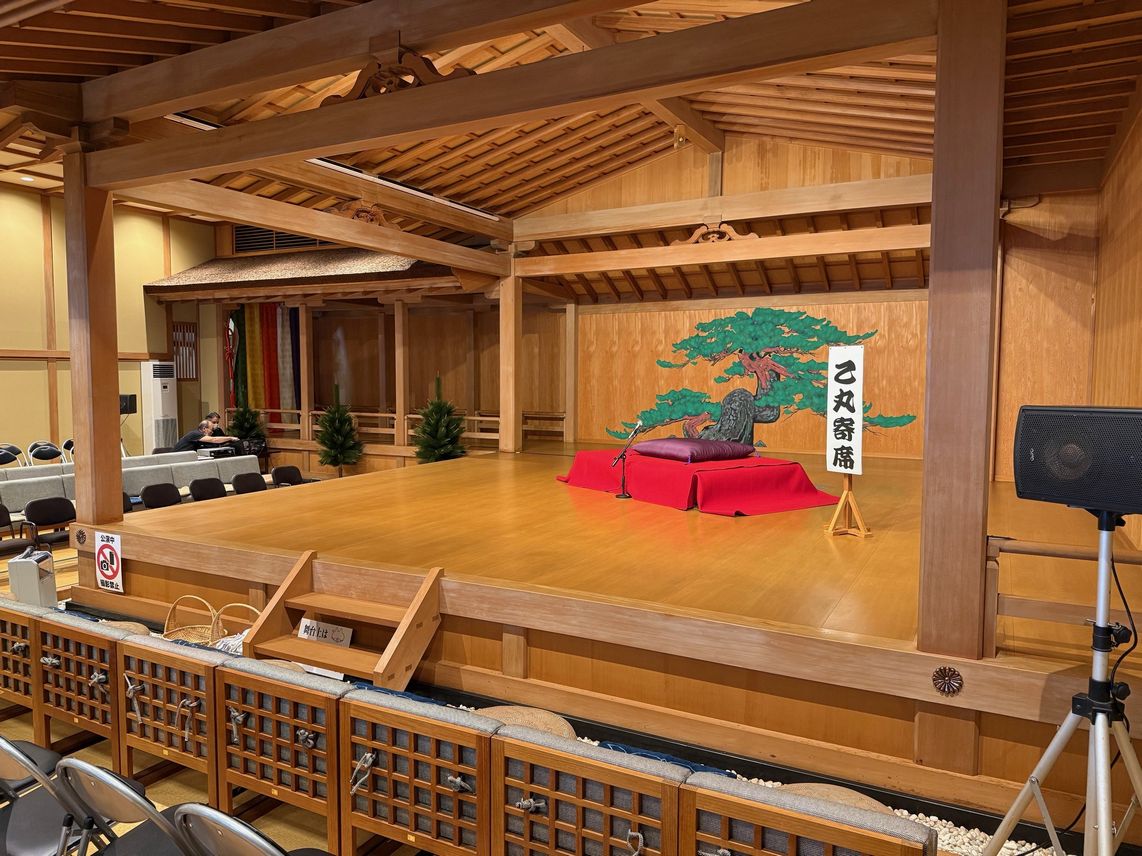 能舞台に初めての落語の為の高座が作られた