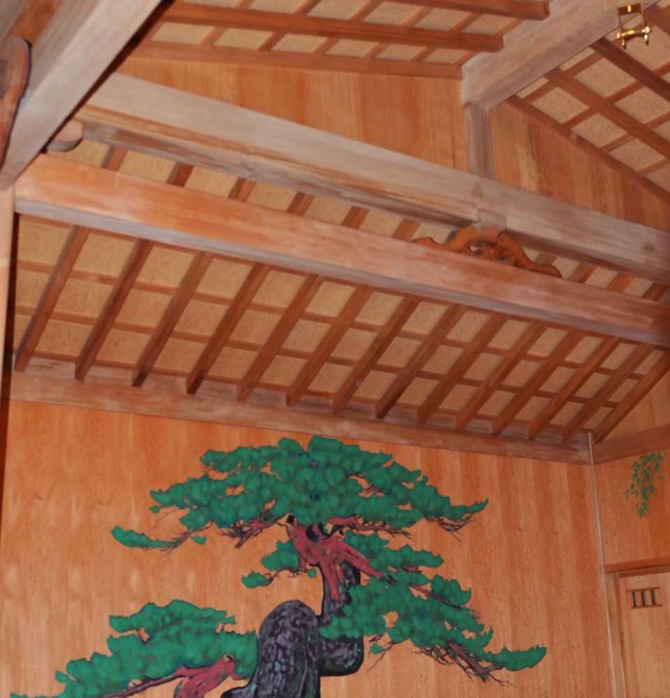 舞台天井と老松の絵